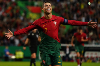 Goal Freekick Fantastik dari Cristiano Ronaldo ke gawang Liechtenstein
