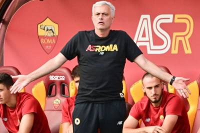 Jose Mourinho Tolak Chelsea Demi Bertahan di AS Roma